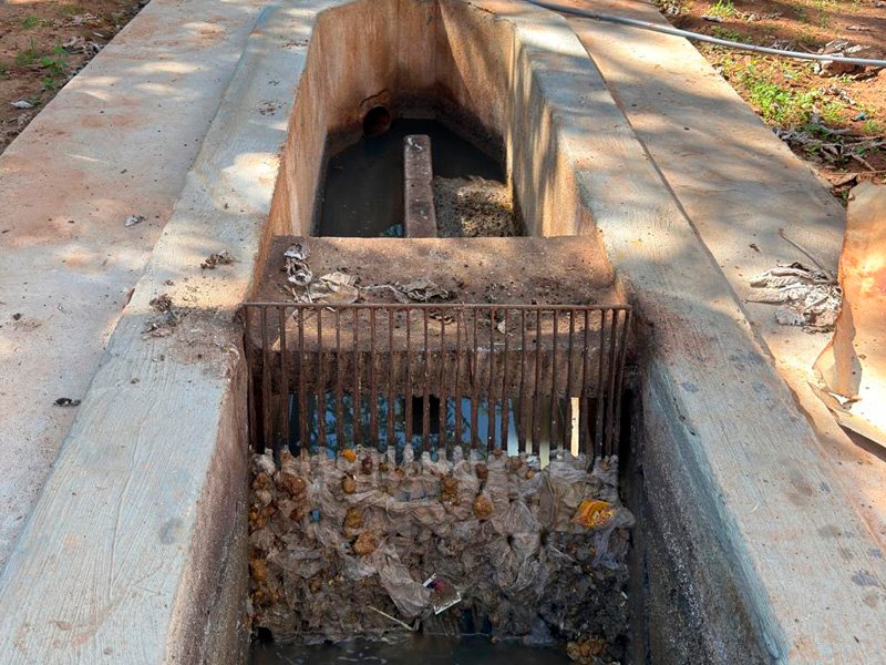 O impacto do descarte incorreto de resíduos na rede de esgoto 2 descarte1